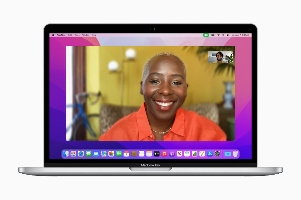Yeni FaceTime video ?zellikleri 13 in? MacBook Pro’da g?steriliyor.