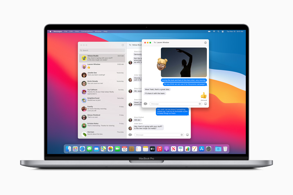 MacBook Pro’daki Mesajlar'da payla??lan bir foto?rafa eklenen ?zelle?tirilmi? bir Memoji ??kartmas? g?rüntüleniyor.