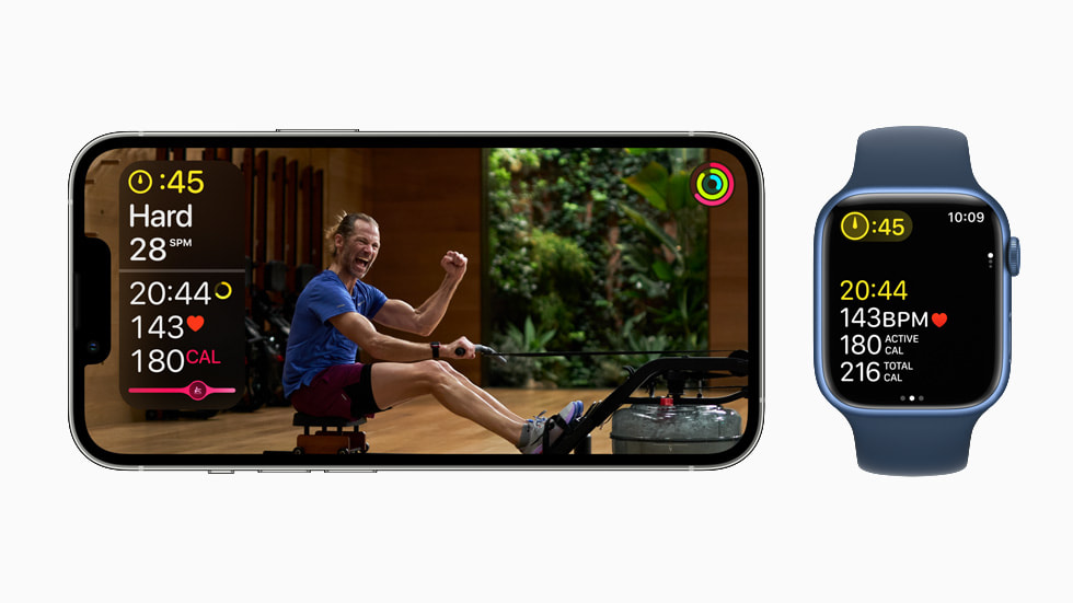 iPhone 13’te ve Apple Watch Series 7’de Kürek antrenman? i?in Yo?unluk bilgisi g?steriliyor.