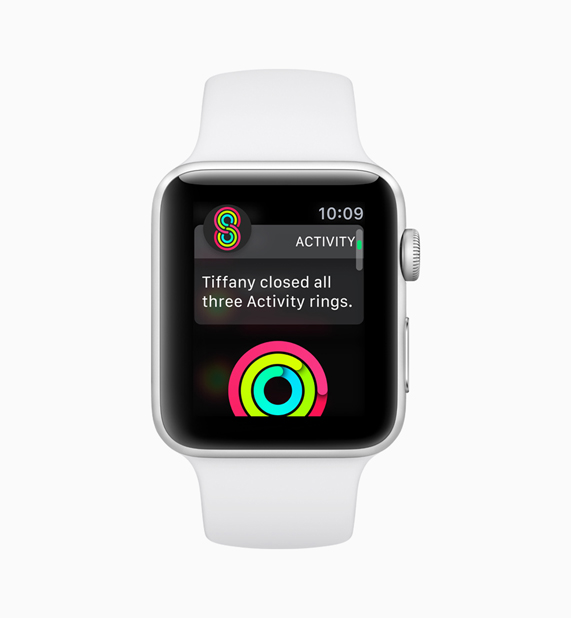 Aktivite yar??mas? yaz?l?m?n? g?steren beyaz Apple Watch