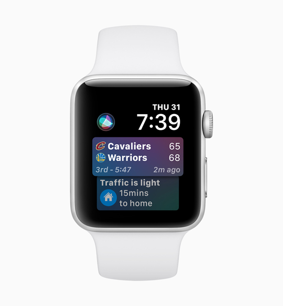 Siri spor yaz?l?m? arayüzünü g?steren Apple Watch
