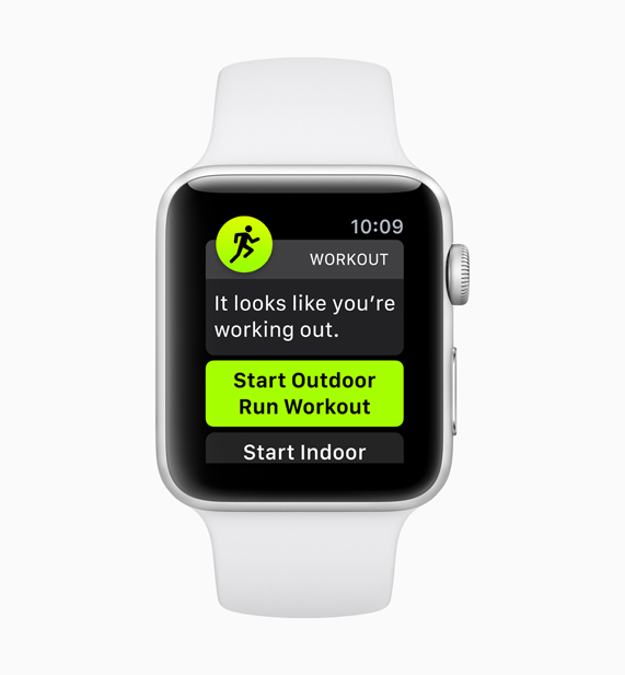 Ba?lat?lan yeni otomatik antrenman alg?lama ?zelli?ini g?steren beyaz Apple Watch 