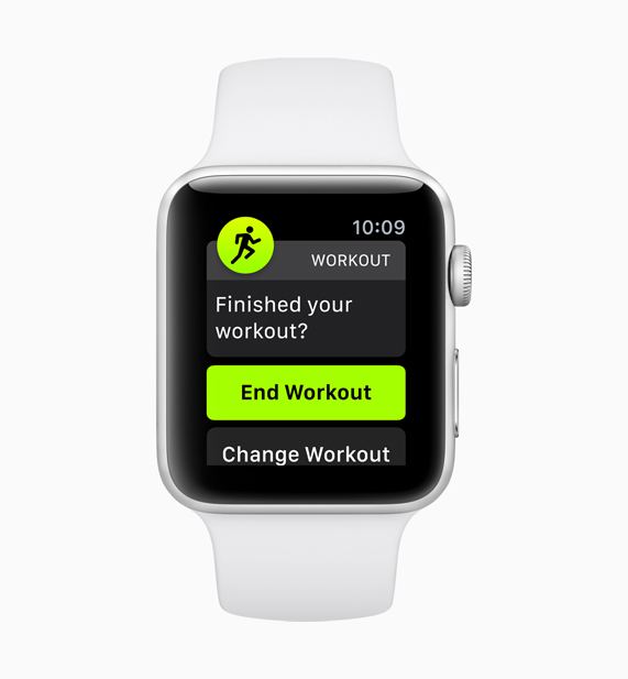 Bitirilen yeni otomatik antrenman alg?lama ?zelli?ini g?steren beyaz Apple Watch