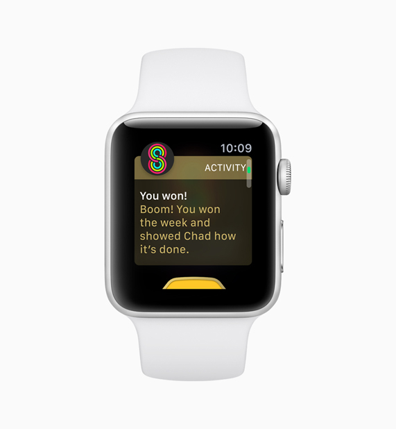 Aktivite yar??mas?n? kazanan kullan?c?y? g?steren beyaz Apple Watch
