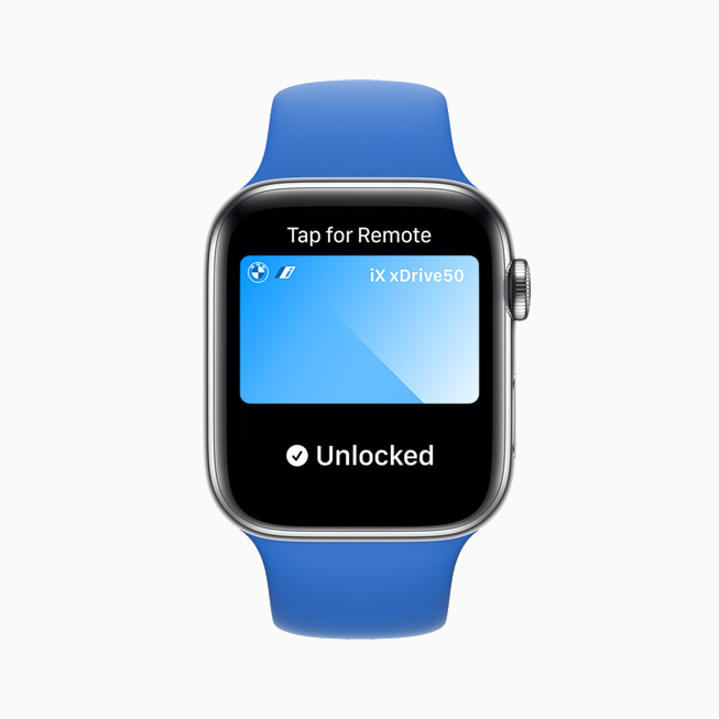 Apple Watch Series 6 ekran?nda bir arac?n kilidinin bir dijital araba anahtar?yla a??lmas? g?steriliyor.