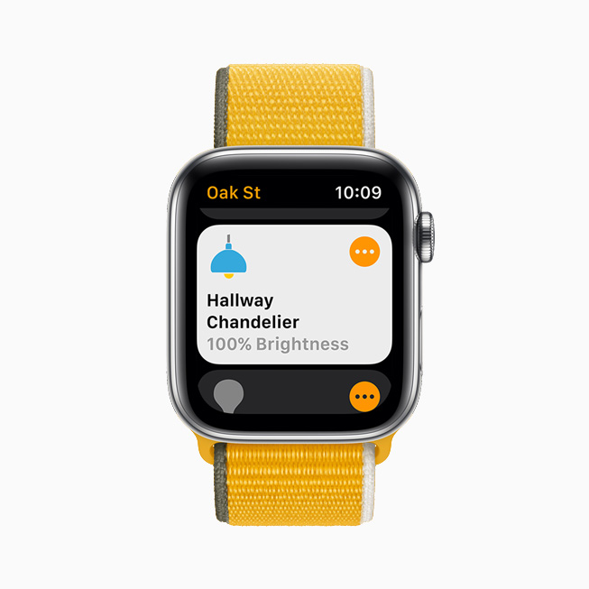 Apple Watch Series 6 ekran?nda, Ev uygulamas?ndaki bir koridor avizesinin parlakl?k seviyesi g?steriliyor.