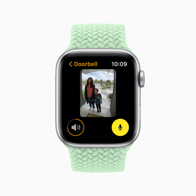 Apple Watch Series 6 ekran?nda HomeKit ?zellikli kamera kap?daki ziyaret?iyi g?steriyor.