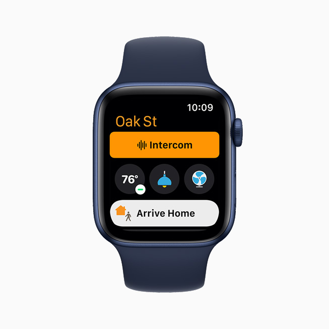 Apple Watch Series 6 ekran?nda Ev uygulamas?ndaki ?nterkom ?zelli?i g?steriliyor.