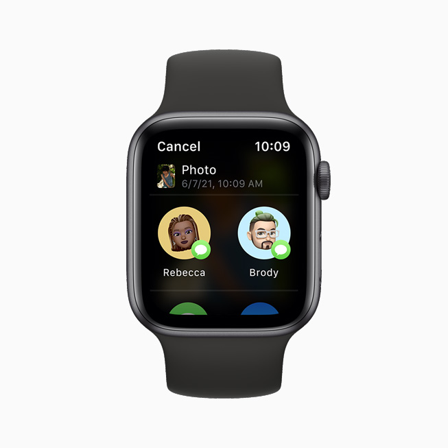 Apple Watch Series 6’da yeni Payla?ma Sayfas? ?zelli?i kullan?larak Mesajlar arac?l???yla bir foto?raf payla??l?yor.
