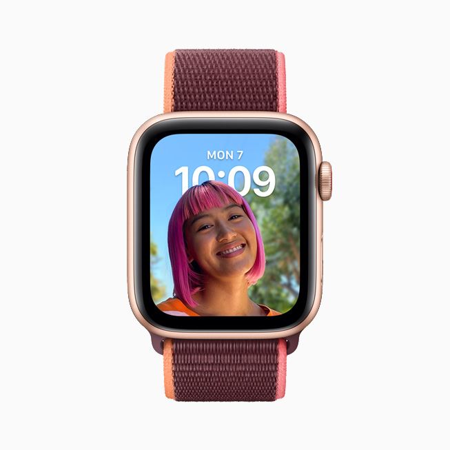 Apple Watch Series 6’da bir Portreler saat kadran? g?rüntüleniyor.