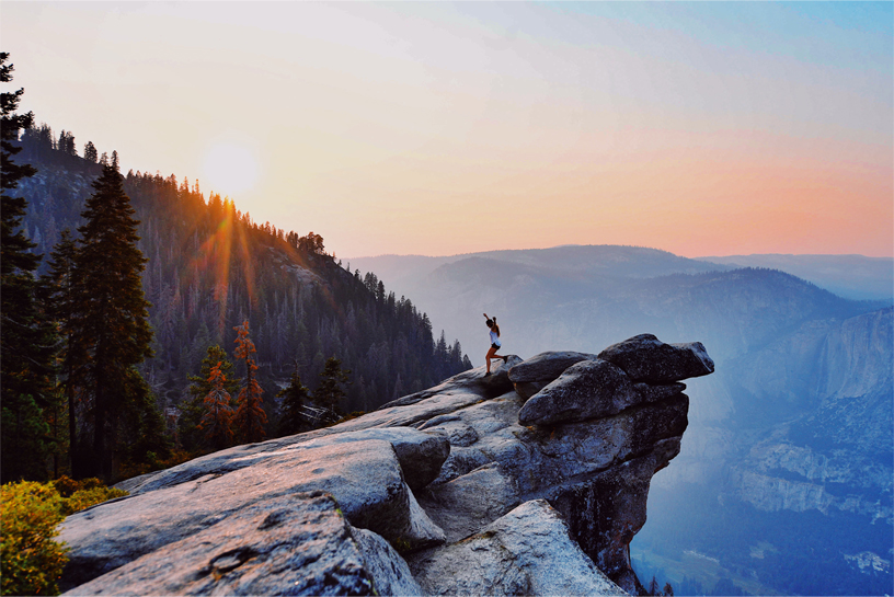 Yosemite Ulusal Park?’nda bir yürüyü??ü.