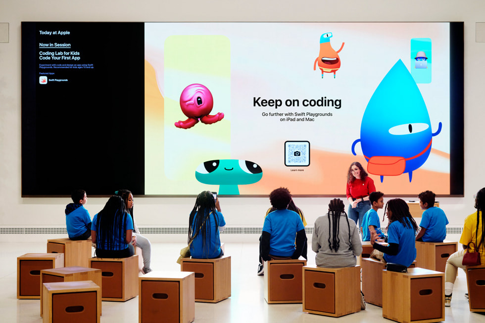 ??renciler bir Apple Store’un Forum b?lümünde ?ocuklar ??in Kod Yazma Laboratuvar?: ?lk Uygulaman?z?n Kodlar?n? Yaz?n adl? Today at Apple etkinli?ine kat?l?yor.