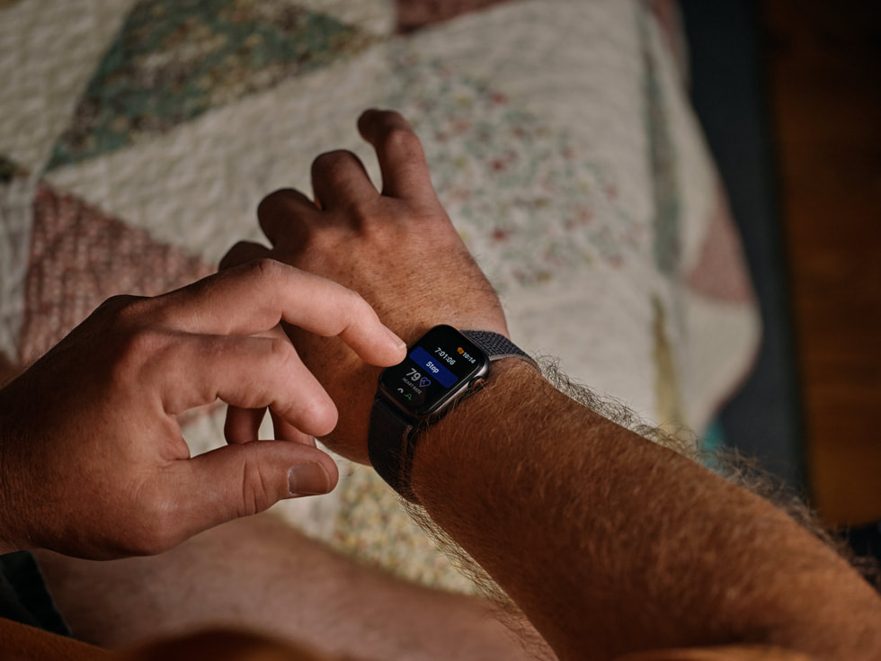 Zdj?cie w?zbli?eniu przedstawiaj?ce Roberta Guithuesa sprawdzaj?cego Apple Watch z?wy?wietlon? aplikacj? Nightvision.