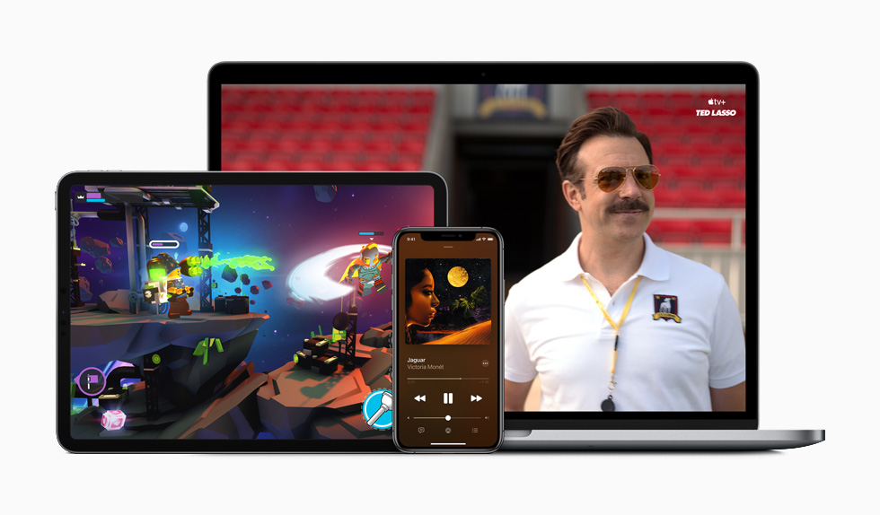 Apple Arcade’i g?steren iPad, müzik ?alan iPhone ve Apple TV+’? g?steren MacBook.