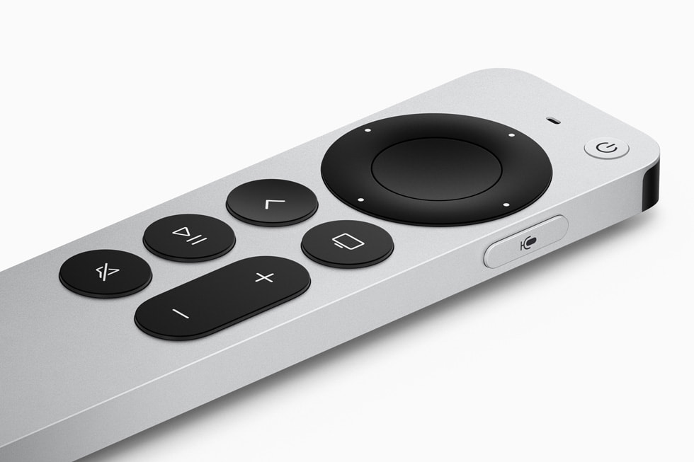 Siri Remote yak?n ?ekimde detayl? olarak g?steriliyor.