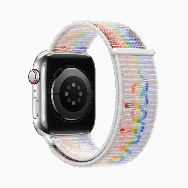 Apple Watch i?in yeni Pride Edition kordon üzerindeki ?ift kat naylon ?rgü kuma? ilmekleri g?rülüyor.