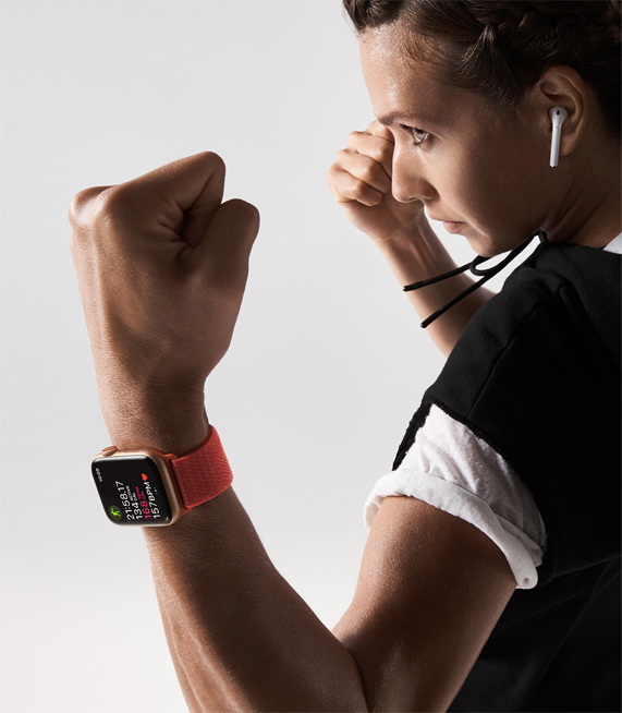 D?vü?e haz?r durumda duran Apple Watch Series 4 takm?? bir kad?n.  