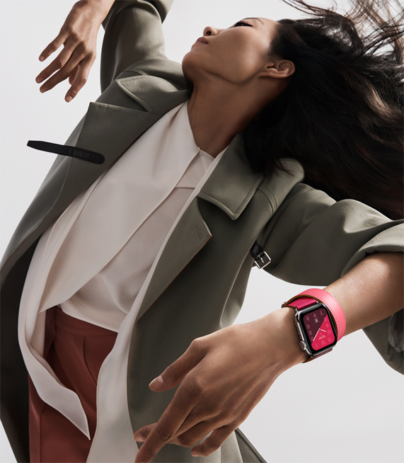 Parlak bir blok renkli kay??? olan yeni Apple Watch Hermès’iyle bir kad?n. 