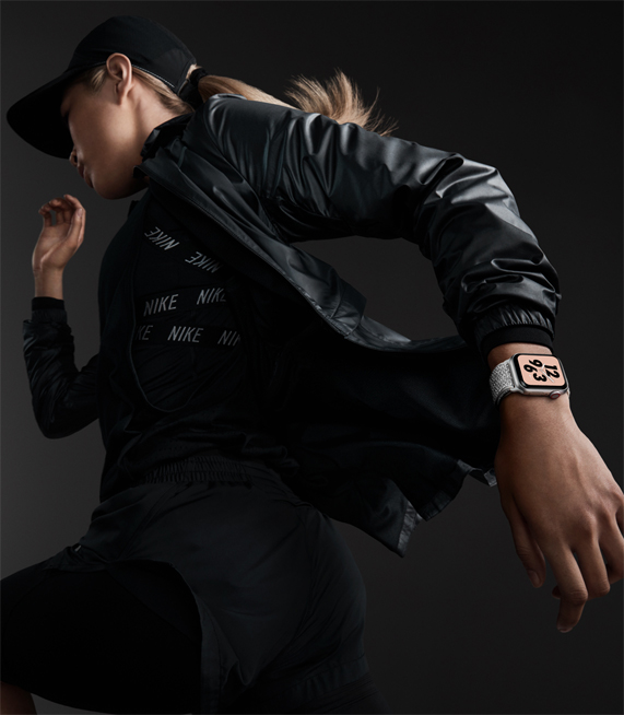 Yeni Apple Watch Nike+ takm?? bir kad?n. 