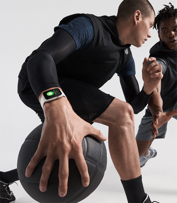Apple Watch Series 4 takm?? iki erkek basketbol oynuyor.   