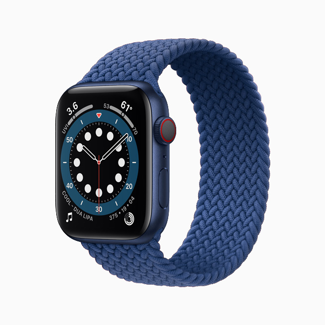 El Apple Watch Series 6 con caja de aluminio azul y correa uniloop trenzada azul.