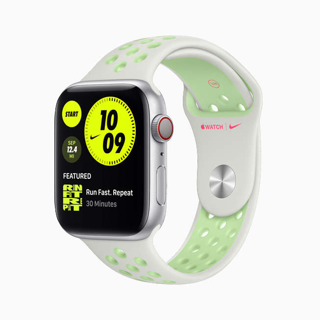 El Apple Watch Nike con correa deportiva blanca y verde neón.