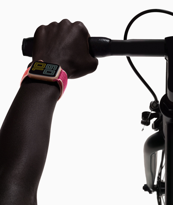 Bir bisiklet?inin bile?inde Apple Watch Series 5.