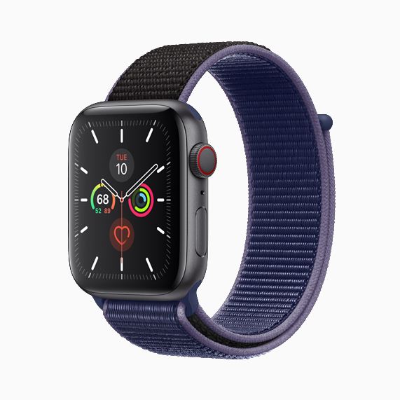 Apple Watch Series 5’te gece mavisi spor loop.