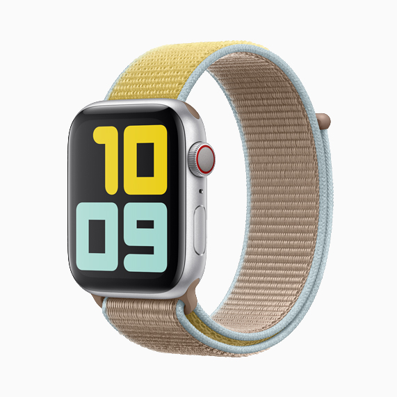 Apple Watch Series 5’te a??k kahverengi spor loop.