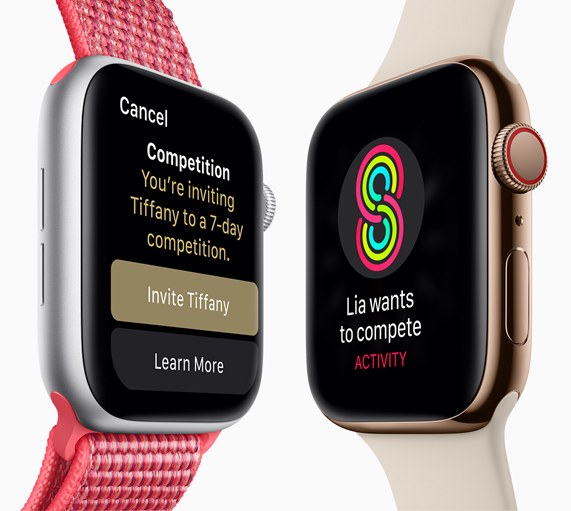 Bir kullan?c?n?n arkada??n? yar??maya davet etti?ini g?steren yan yana iki Apple Watch Series 4. 