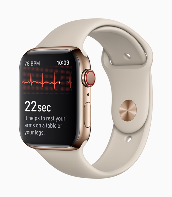 Ekran?nda bir EKG ?l?ümü g?rülen alt?n renkli bir A gold Apple Watch Series 4 
