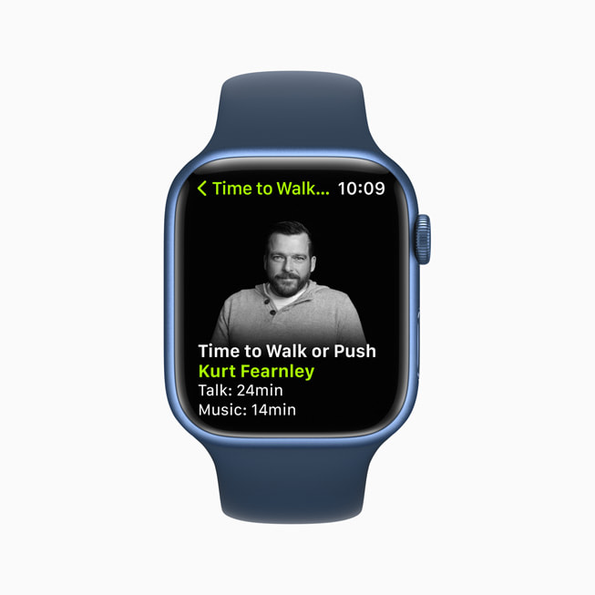 Apple Watch ekran?nda Apple Fitness+’taki bir Yürüme veya ?tme Zaman? antrenman? g?steriliyor.