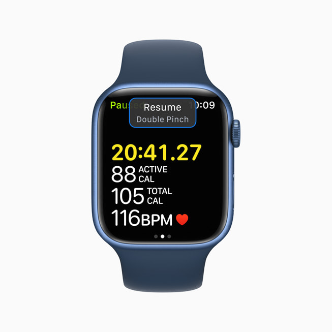 Bir Apple Watch ekran?nda kullan?c?lar?n antrenman? sürdürmek i?in kullanabilece?i iki kez k?st?rma hareketi g?steriliyor.