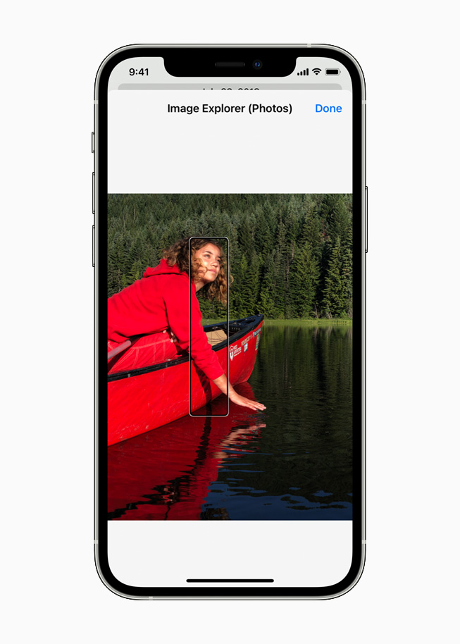 iPhone 12 Pro’da, VoiceOver’daki yeni Image Explorer ?zelli?i g?steriliyor.