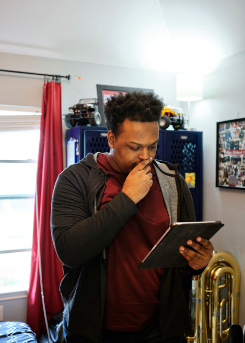 Rhys Richard trabaja con el iPad Pro.