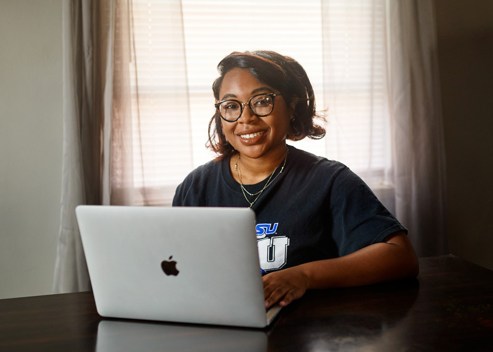 Hailey Bryant-Roye MacBook kullan?yor.