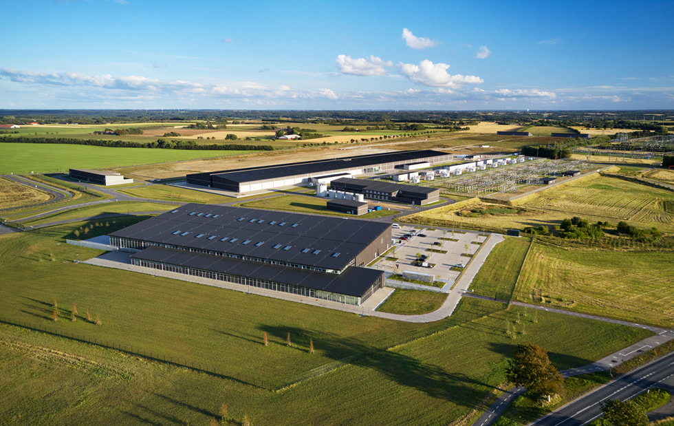 Apple’?n Viborg, Danimarka’daki veri merkezinin havadan g?rünümü g?steriliyor.