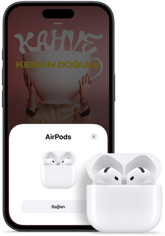 ??inde AirPods 4 olan a??k ?arj kutusu ile yan?nda bulunan ve AirPods 4’ün ba?land???n? g?steren iPhone.