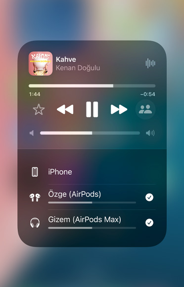 Apple Music üzerinden iki farkl? ?ift AirPods’da ?al?nan bir ?ark?n?n ekran g?rüntüsü.