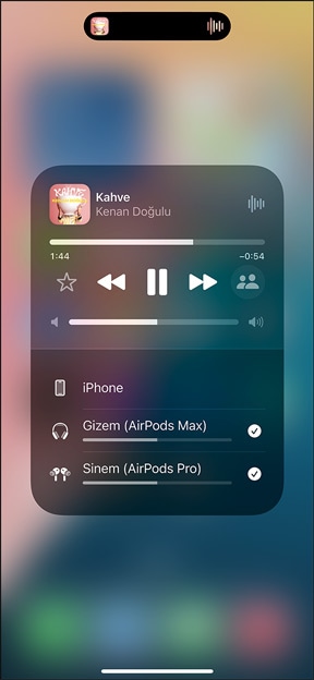 iPhone'un yan?nda duran, ?arj kutusu i?inde AirPods Pro g?rünümü. G?rseldeki iPhone iki ?ift AirPods'a ba?lan?yor ve iki AirPods'un da ses seviyesi farkl? ayarlan?yor.