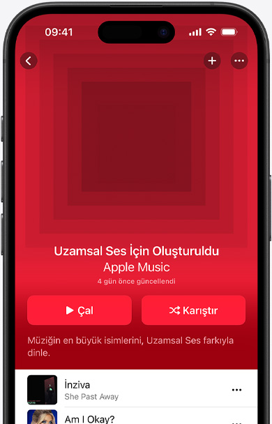 iPhone ekran?nda Apple Music uygulamas?ndaki Uzamsal Ses i?in Olu?turuldu ba?l?kl? ?alma listesi kapak g?rseli g?steriliyor