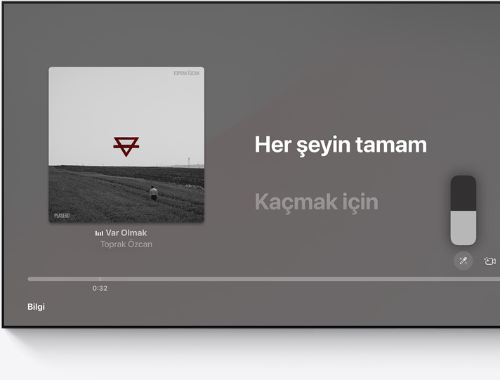 Toprak ?zcan’?n “Var Olmak” ?ark?s?n?n s?zleri, TV ekran?nda ?ark?yla e?zamanl? olarak ayd?nlan?yor.