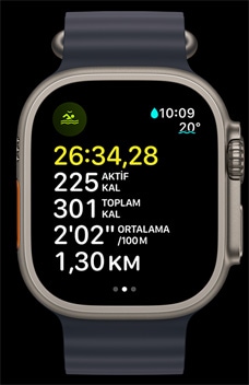 Apple?Watch Ultra 2’nin a??k suda yüzme ekran?nda süre, kalori ve tempo bilgileri g?steriliyor.