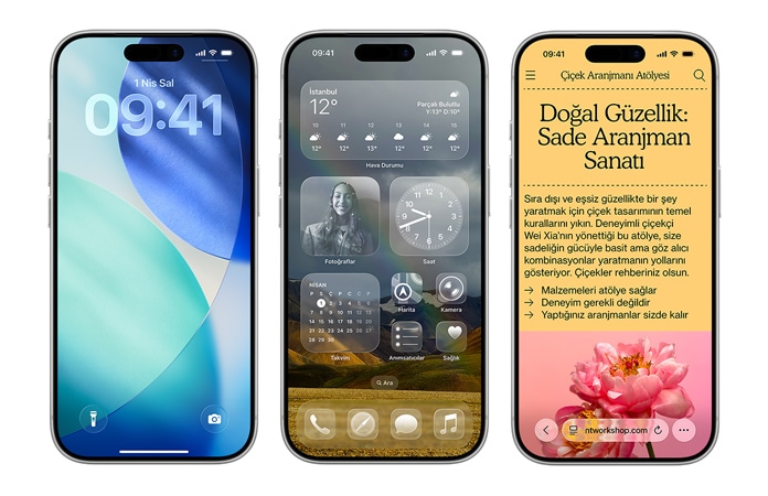 Yan yana duran iPhone’lar, yar? saydam Liquid Glass saat rakamlar?yla Kilit Ekran? ve ?effaf Liquid Glass uygulama simgeleriyle Ana Ekran gibi iOS genelindeki yeni tasar?m ??eleri g?rülüyor