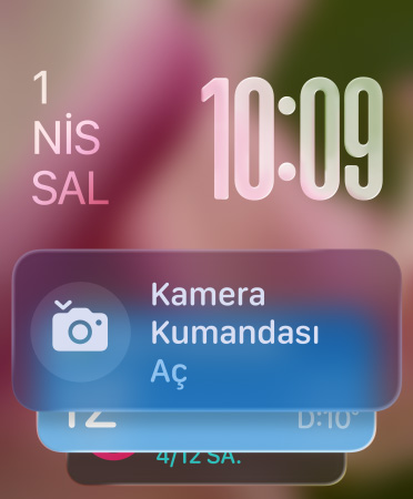 Ekran?n alt k?sm?nda Kamera Kumandas? ara? tak?m?, sa? üstte yar? saydam saat rakamlar?, sol üstte tarih g?rünüyor