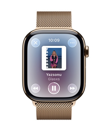 Milano Loop kay??a sahip Alt?n rengi Titanyum Apple Watch'un kadran?nda Apple Music’te oynat?lan bir ?ark? ve yar? saydam Liquid Glass denetimleri g?rünüyor