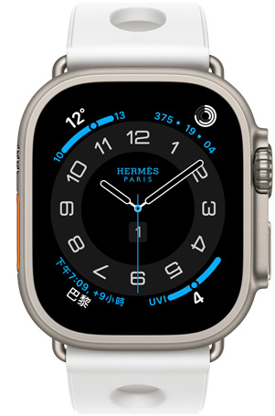 Apple Watch Hermès Ultra 3，展示原色鈦金屬錶殼、Hermès Circulaire 錶面與多項(xiàng)複雜功能，包括天氣、活動(dòng)記錄圓圈、巴黎時(shí)間與紫外線指數(shù)，搭配 Blanc 白色 Scub'H Diving 錶帶
