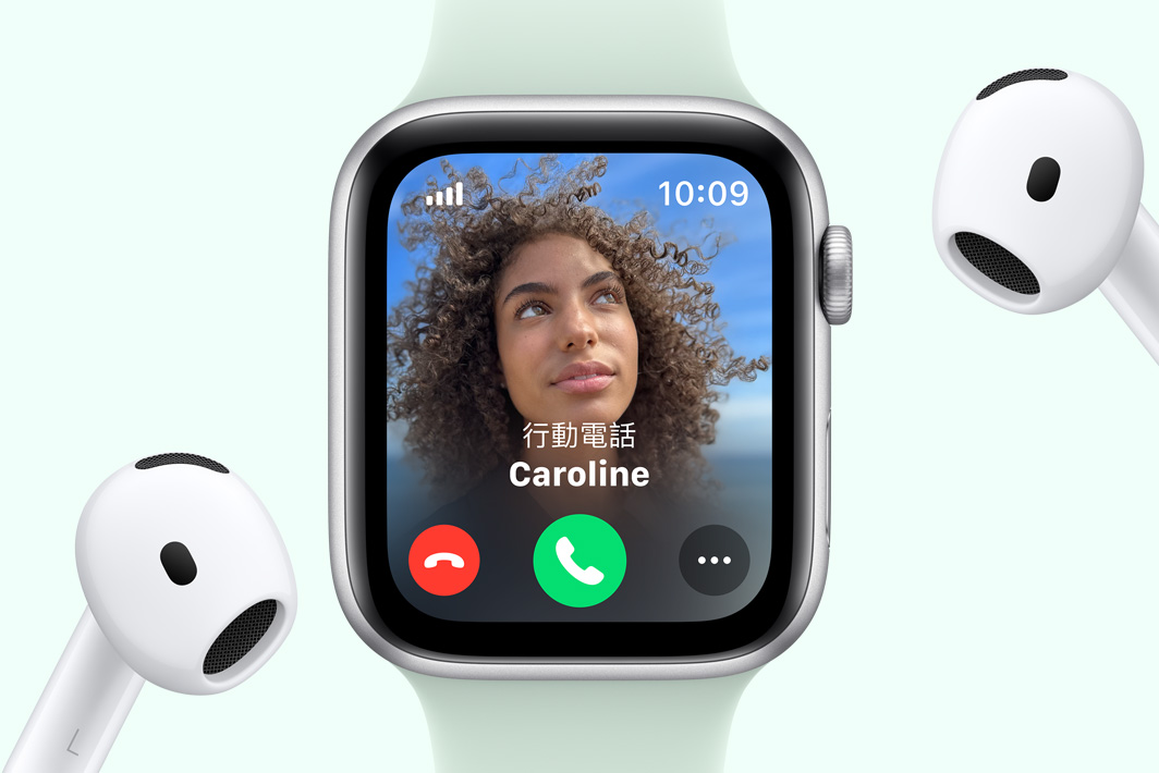 Apple Watch SE 的螢幕為來電顯示，手錶旁邊有一對 AirPods