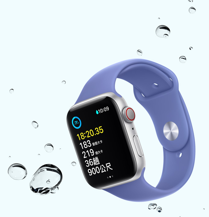 Apple Watch SE 的螢幕展示游泳體能訓練畫面，在手錶周圍有幾滴水珠