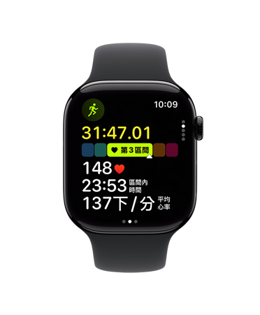 Apple Watch Series 10 搭配黑色運(yùn)動(dòng)型錶帶的正面圖，介面展示體能訓(xùn)練 app 中室外跑步的心率區(qū)間